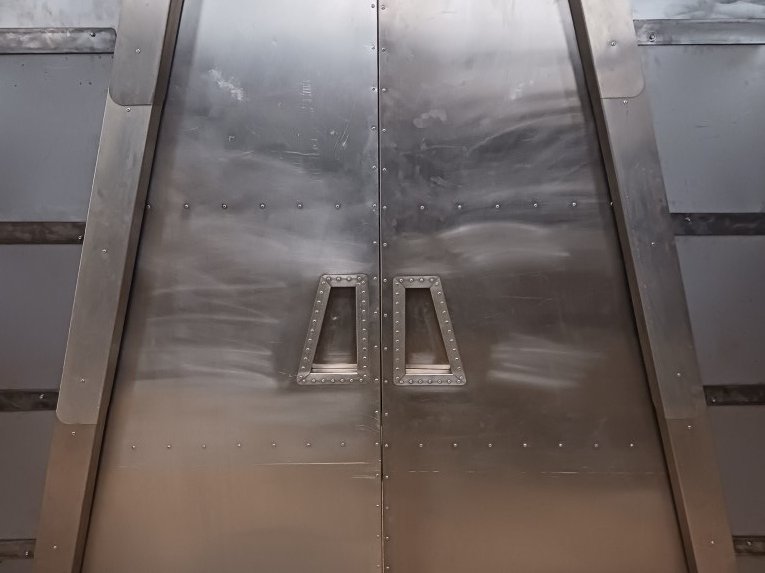 Porte de bunker automatisée, décor de scénographie